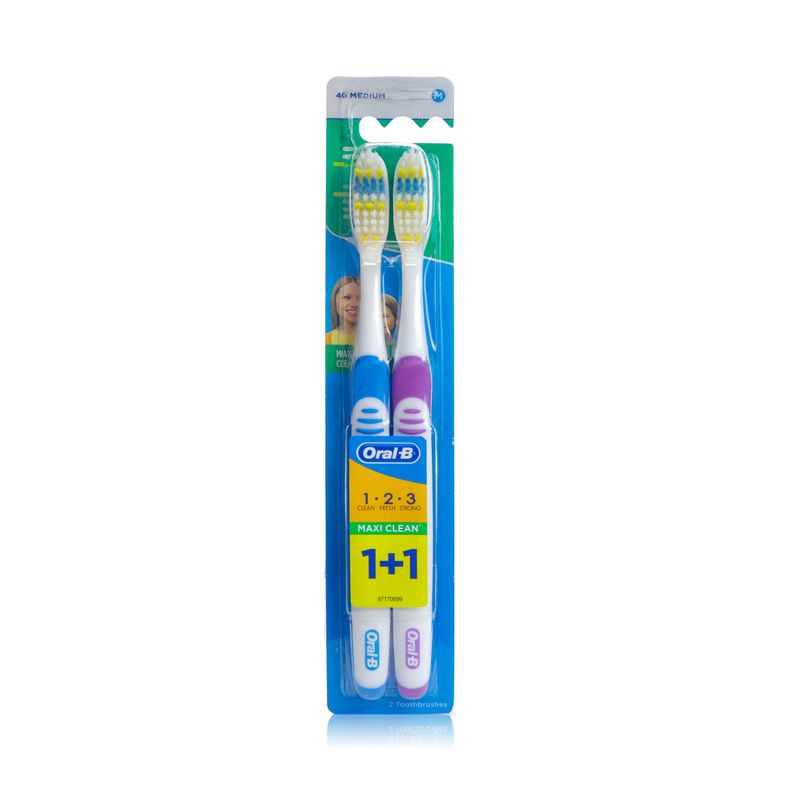 Oral-B Maxi Clean 3 Effect Medium Manual Toothbrushes - 2 Pack
